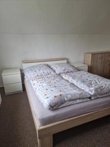 1 dormitorio con 1 cama con edredón azul en Ferienhaus Kallmeyer, en Parey
