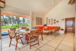 - un salon avec une table, des chaises et un canapé dans l'établissement Villas San Vicente, à Acapulco