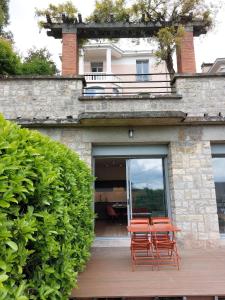 un patio con 2 sillas y una mesa en un edificio en La Villa Bompard*** 50m² Cœur de ville avec terrasse en Rodez