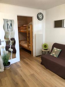 - un salon avec un canapé et des lits superposés dans l'établissement Studio cabine en bord de mer, à La Grande-Motte, à La Grande Motte