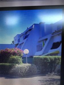 une image d'un bâtiment sur un écran de télévision dans l'établissement Studio cabine en bord de mer, à La Grande-Motte, à La Grande Motte