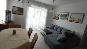 salon z kanapą i stołem w obiekcie Lustica-Apartment Dora3 w mieście Herceg Novi