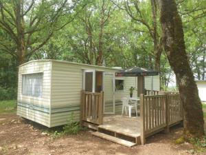 CAMPING LES PAILLOTES外面的花园