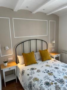 a bedroom with a large bed with yellow pillows at Apartamento vacacional in El Pont de Suert