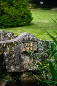 una roca con el cartel de kroll en ella en The Knoll Historic Guest Farm, en Hilton