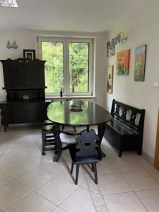 Pokój ze stołem, krzesłami i oknem w obiekcie Domek Myśliwski w Spale w Spale