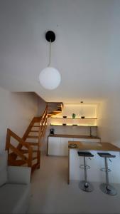 una pequeña cocina con una mesa y una escalera en Villa Usignolo, en Lignano Sabbiadoro