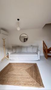 una camera da letto con un letto con specchio e un tappeto di Villa Usignolo a Lignano Sabbiadoro