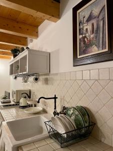 una cocina con fregadero y encimera en A Casa Di Dora, en Bari