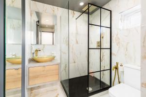 a bathroom with a glass shower and two sinks at Birmingham Central Deluxe Inn in Birmingham +26 photos