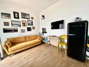 ein Wohnzimmer mit einem Sofa und einem Tisch in der Unterkunft Casa Clemy Lago di Bolsena in Capodimonte