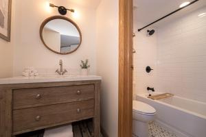 een badkamer met een wastafel, een toilet en een spiegel bij Iron Horse C3013 condo in Winter Park