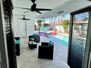 un soggiorno con piscina e ventilatore a soffitto di Sunny Getaway: Relaxing Miami Home a Tamiami