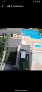 vista aerea di un edificio con campo da tennis di penthouse a Bello