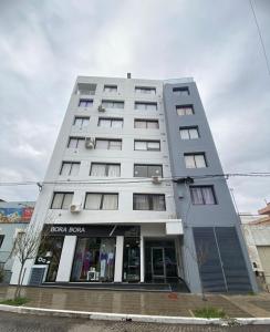 un edificio blanco alto con una tienda en Piccoletto apartamento in 