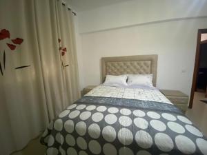 1 dormitorio con 1 cama grande en complexe al massira imm 13 n 6 etg 2, en Fnidek