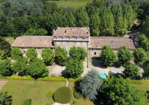 una vista aerea di una grande casa con alberi di Notre Dame des Anges DUPLEX a Rustrel