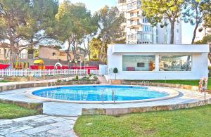 a swimming pool in front of a building at BQ Belvedere Hotel in Palma de Mallorca