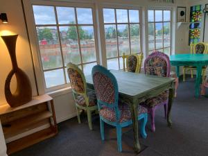 斯利那加的住宿－Messiah’s Ark，一间配备有桌子和五颜六色椅子的用餐室