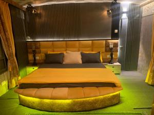 斯利那加的住宿－Messiah’s Ark，一间卧室配有一张带黄色毯子的大床