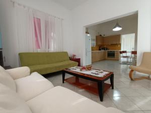un soggiorno con divano e tavolino da caffè di The Country House in Amarynthos a Yimnón