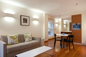 een woonkamer met een bank en een tafel bij Blueprint Living Apartments -Turnmill Street in Londen