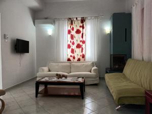 a living room with a couch and a coffee table at The Country House in Amarynthos in Yimnón