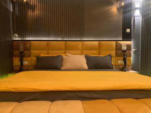 ein Schlafzimmer mit einem großen Bett und einer gelben Decke in der Unterkunft Messiah’s Ark in Srinagar