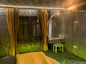 1 dormitorio con cama, ventana y lavamanos en Messiah’s Ark, en Srinagar