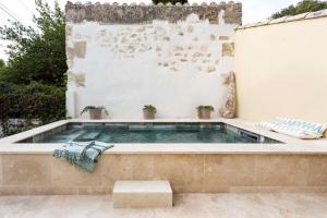 a hot tub in the backyard of a house at maison entière de village Fontvieille avec piscine in Fontvieille