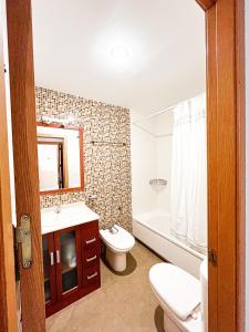 ein Badezimmer mit einem WC, einem Waschbecken und einer Badewanne in der Unterkunft PANORAMIC in Benidorm