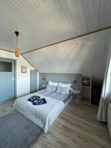 sypialnia z dużym łóżkiem i sufitem w obiekcie Cicha Zatoka w mieście Mikołajki