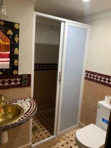 Ein Badezimmer in der Unterkunft Dar Alfourssane Ferme d’hôte