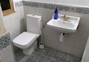 A bathroom at Casa típica aragonesa. Még 30 kép