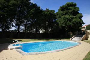 una piscina en un patio con árboles en Casa Do Shon, en Óbidos