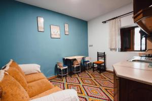 uma sala de estar com um sofá e uma mesa em BB Apartament em Gjirokastër