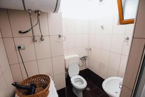 uma casa de banho com um WC e um lavatório em BB Apartament em Gjirokastër
