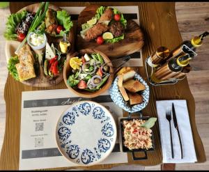 une table en bois avec des assiettes de nourriture dans l'établissement HOTEL ANSEL, à Berat