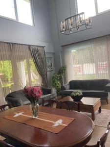 - un salon avec une table et des fleurs dans l'établissement Villa kardelen, à Sapanca