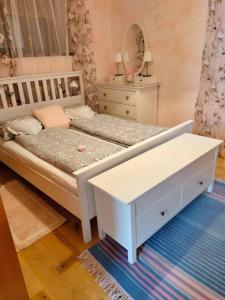 ein kleines Schlafzimmer mit einem weißen Bett und einem Tisch in der Unterkunft Schönes Altstadt-Apartment ''Dolce Vita'' inkl Parkplatz in Riva del Garda