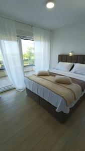 シベニクにあるVilla Adriatic Sunriseの窓付きのベッドルームの大型ベッド1台