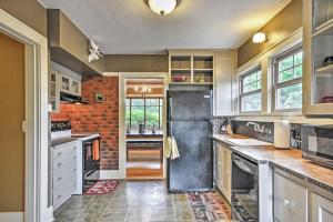 uma cozinha com uma parede de tijolos em Casa Maggie Mae NE Alberta-Mississippi Beautiful Historic Home em Portland