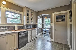 uma grande cozinha com armários brancos e uma mesa em Casa Maggie Mae NE Alberta-Mississippi Beautiful Historic Home em Portland