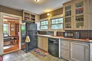 uma cozinha com um frigorífico preto e uma mesa em Casa Maggie Mae NE Alberta-Mississippi Beautiful Historic Home em Portland