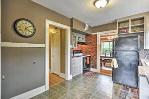 uma cozinha com um frigorífico e um relógio na parede em Casa Maggie Mae NE Alberta-Mississippi Beautiful Historic Home em Portland