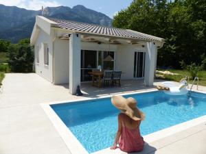 スカラ・ポタミアスにあるCasa O' - Moderne Villa mit großer Terrasse und privatem Swimmingpoolの帽子を被った女
