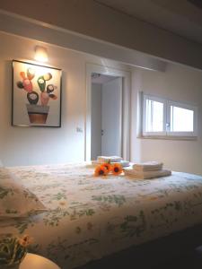 sypialnia z łóżkiem z kwiecistą narzutą i dynią na górze w obiekcie Una fuga inaspettata w mieście Castellabate