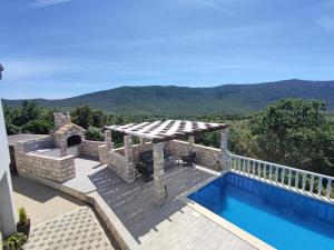 Nespecifikovaný výhled na hory nebo výhled na hory při pohledu z vily