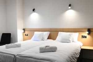 sypialnia z 2 łóżkami i białymi poduszkami w obiekcie Hotel Parrot w Raszynie