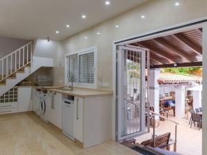 Køkken eller tekøkken på Luxury White Castle Ibiza + 21 billeder